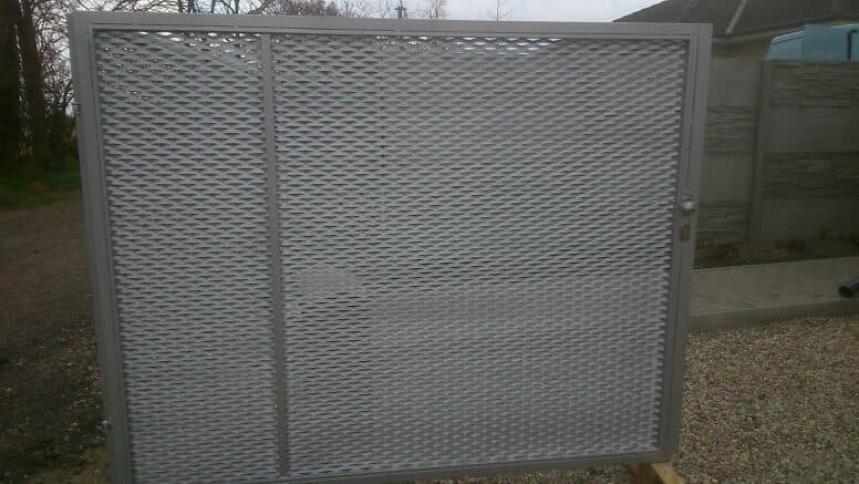 Kompletný kovový plot z ťahokovu, s kovovými stľpmi realizovaný s betónovými prácami na klúč. Moderný štýl pozink, strieborná bez údržby. 👍✌️😏🗝️⚒️❗Realizácia marec 2021, Kyselica